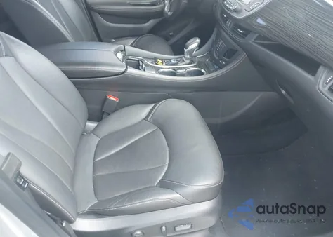 2018 Buick Envision Essence z USA, uszkodzony, nr VIN LRBFX1SA4JD027552